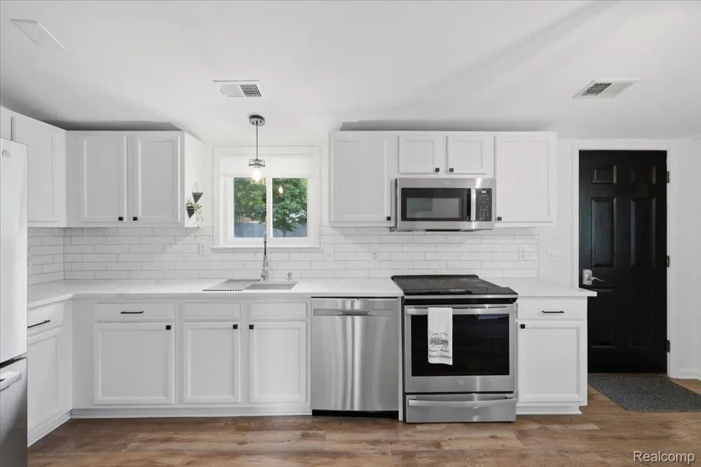 9239 Villa Crest Drive Springfield Charter Township, MI 48346