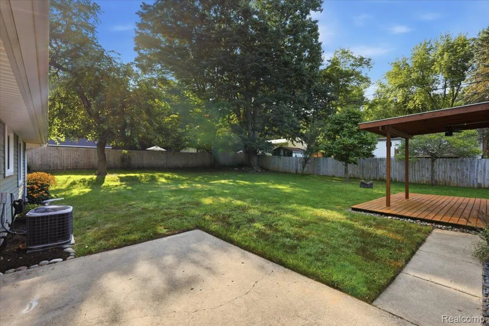 9239 Villa Crest Drive Springfield Charter Township, MI 48346