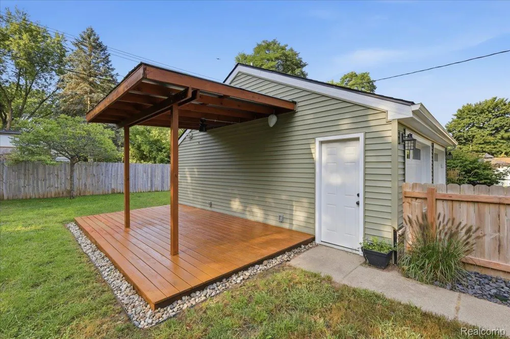 9239 Villa Crest Drive Springfield Charter Township, MI 48346