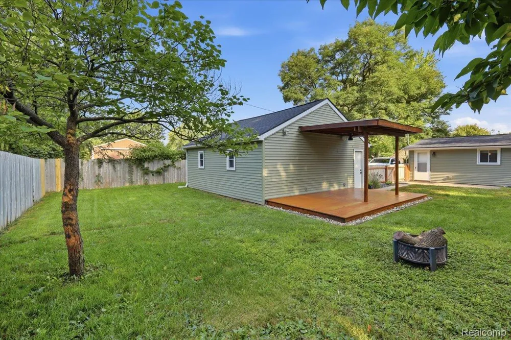 9239 Villa Crest Drive Springfield Charter Township, MI 48346