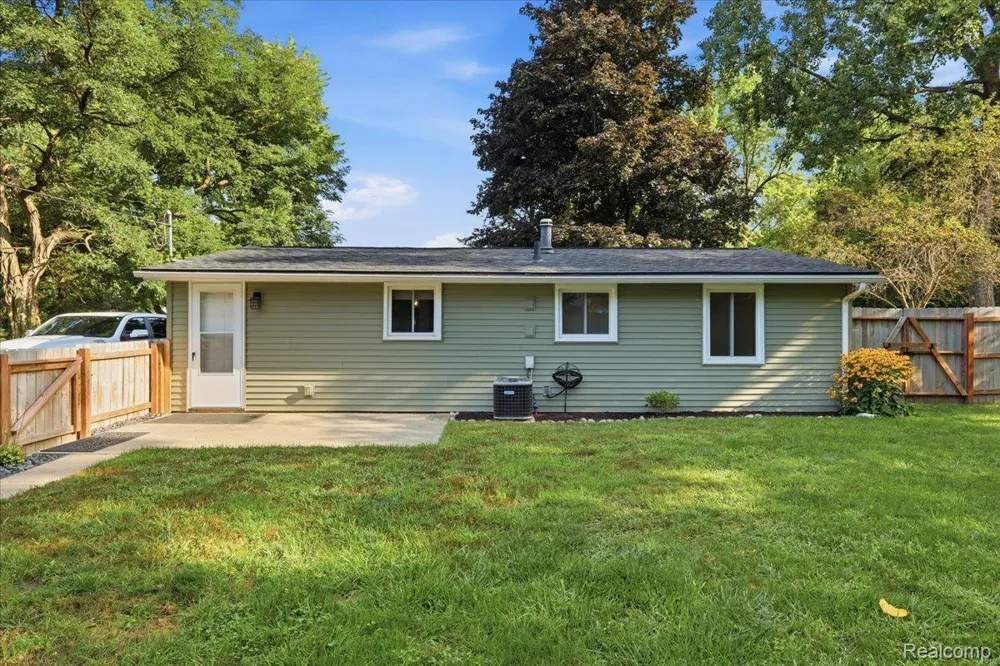 9239 Villa Crest Drive Springfield Charter Township, MI 48346