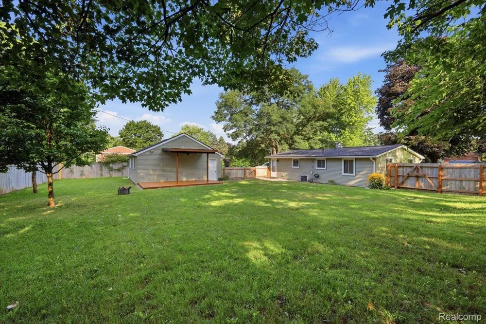 9239 Villa Crest Drive Springfield Charter Township, MI 48346