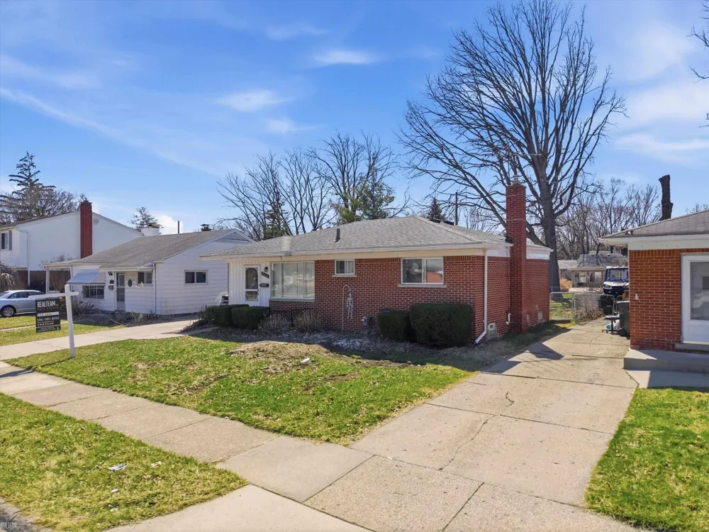 21612 Bon Brae Street St Clair Shores City, MI 48081