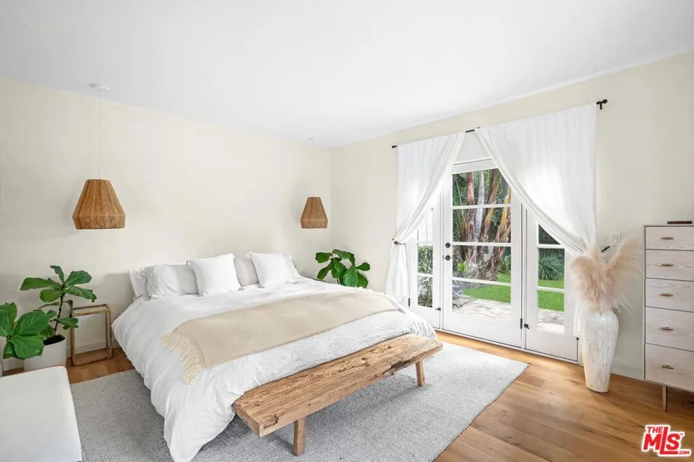 4267 Murietta Avenue Sherman Oaks, CA 91423
