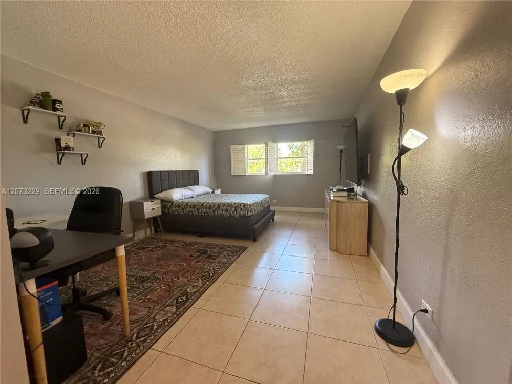 800 NE 195th St #211 Miami, FL 33179