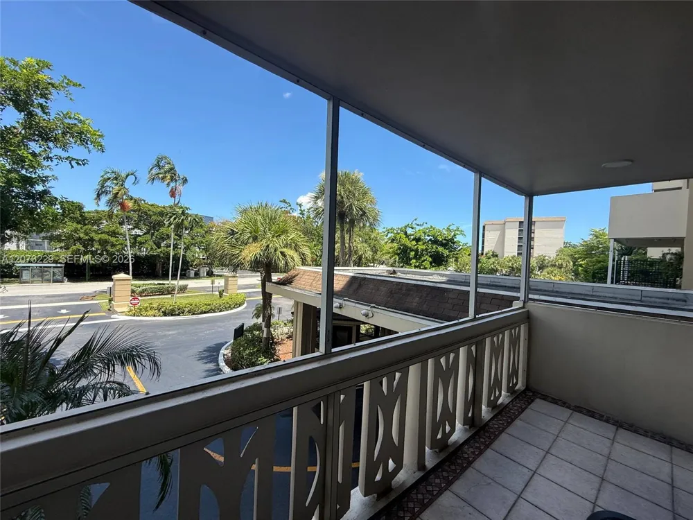 800 NE 195th St #211 Miami, FL 33179