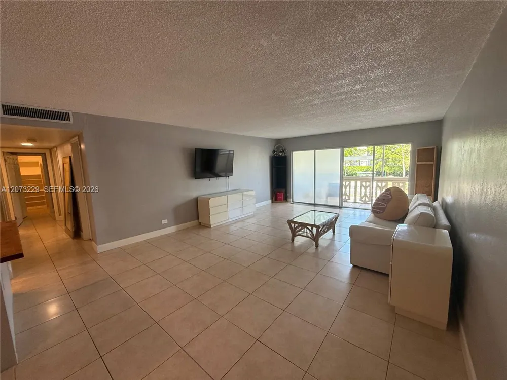 800 NE 195th St #211 Miami, FL 33179