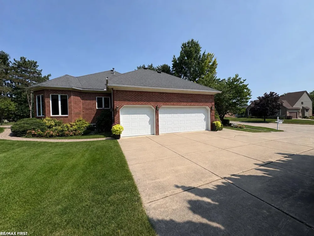 56411 Dickens Drive Shelby Charter Township, MI 48316