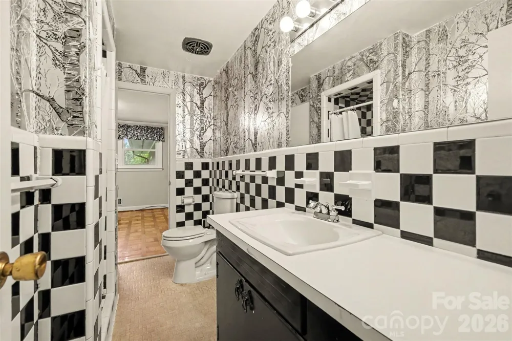 126 21st Avenue NW Hickory, NC 28601