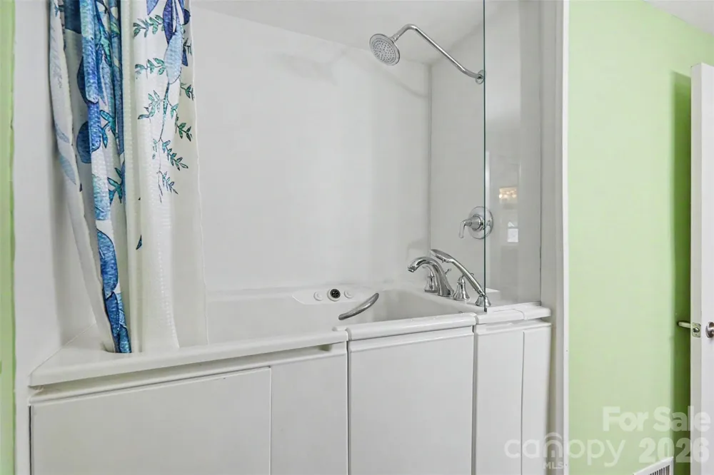 126 21st Avenue NW Hickory, NC 28601