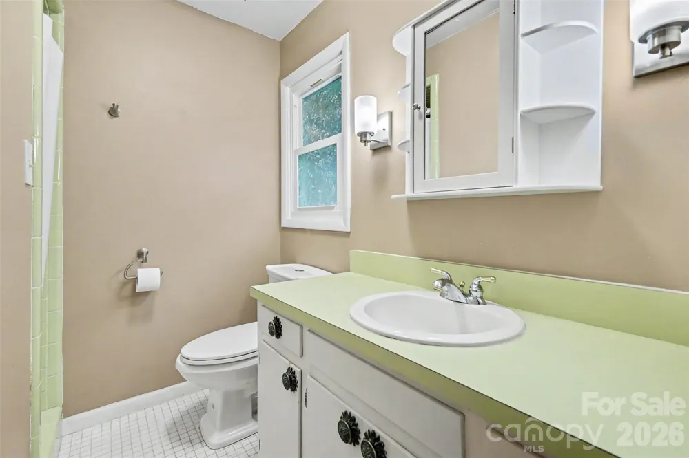 126 21st Avenue NW Hickory, NC 28601