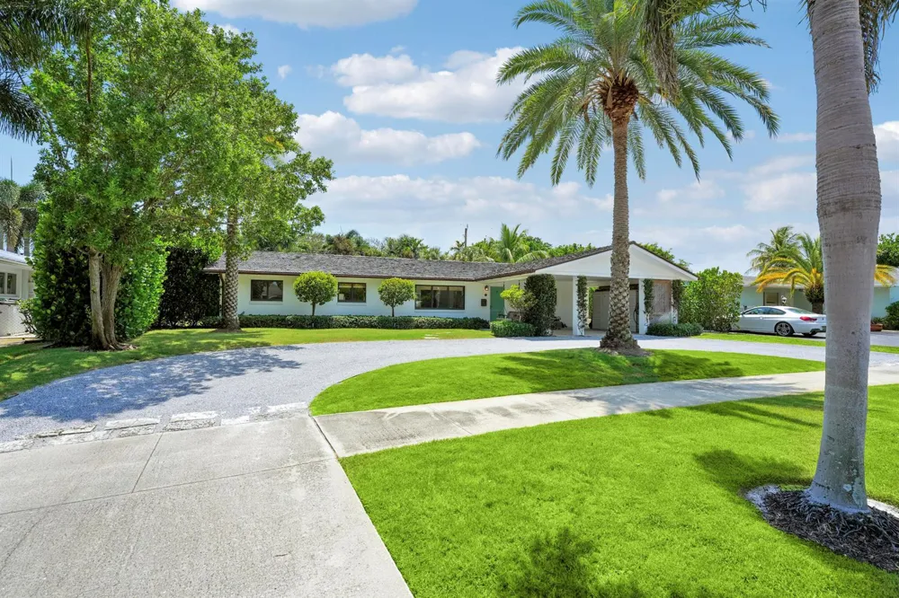704 PELICAN WAY North Palm Beach, FL 33408