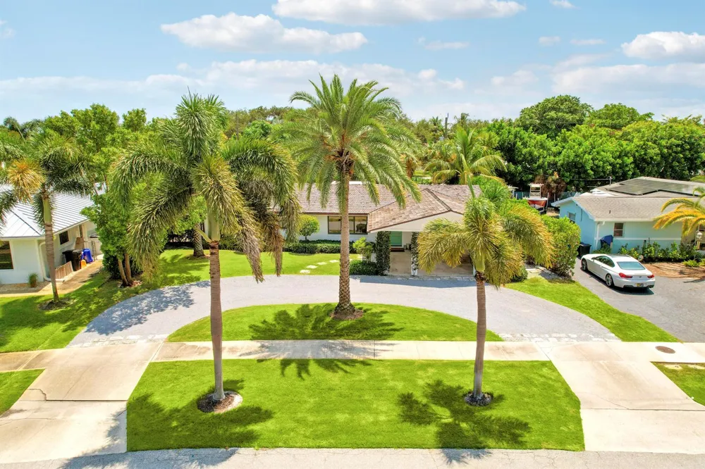 704 PELICAN WAY North Palm Beach, FL 33408