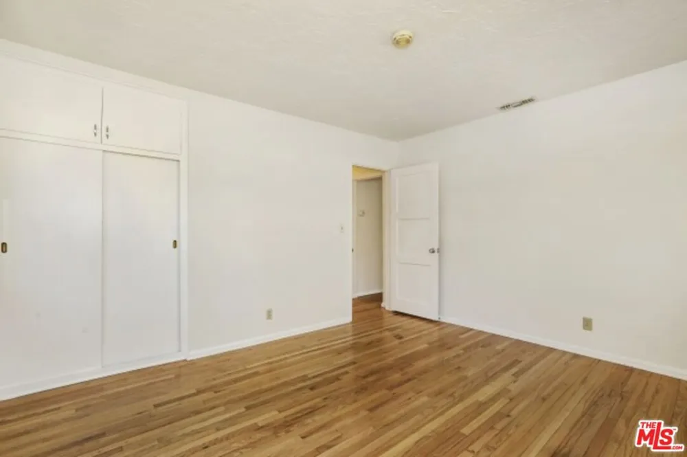 22046 Galvez Street Woodland Hills, CA 91364