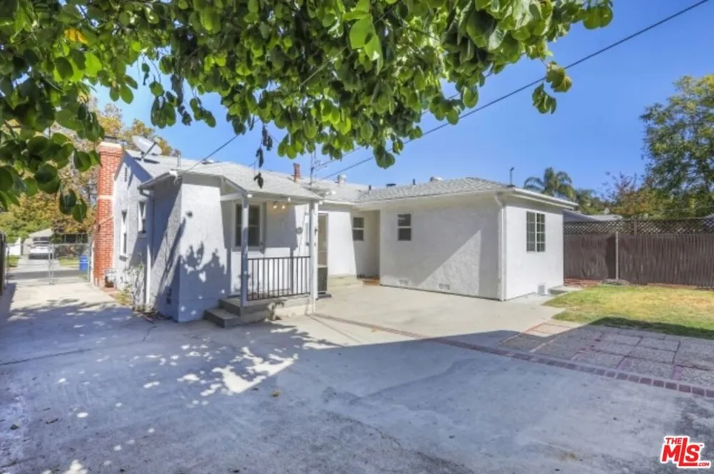 22046 Galvez Street Woodland Hills, CA 91364