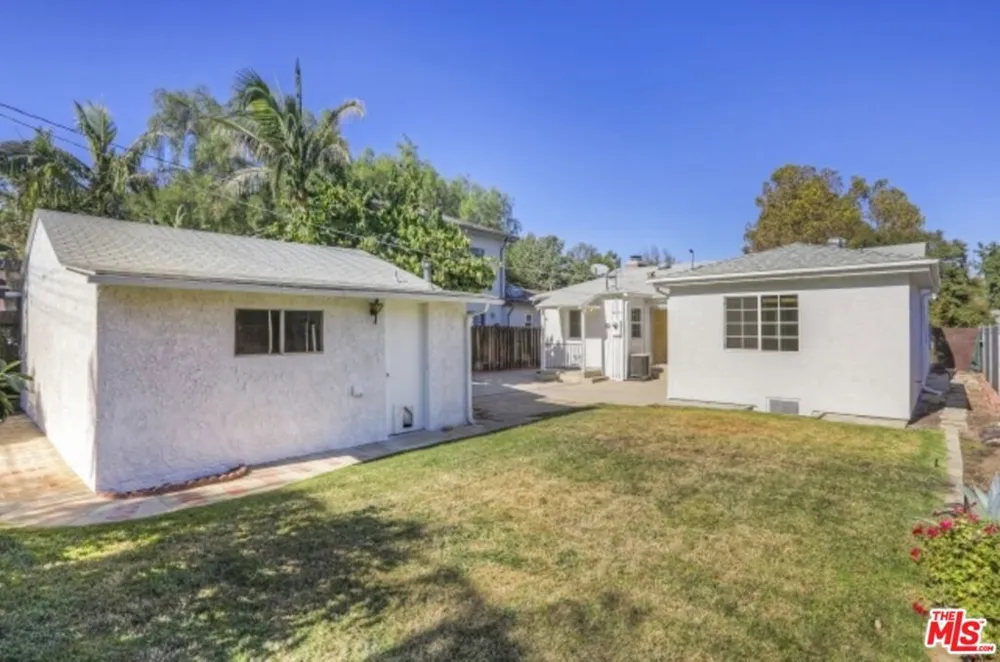 22046 Galvez Street Woodland Hills, CA 91364