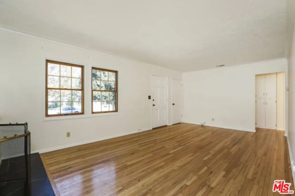 22046 Galvez Street Woodland Hills, CA 91364