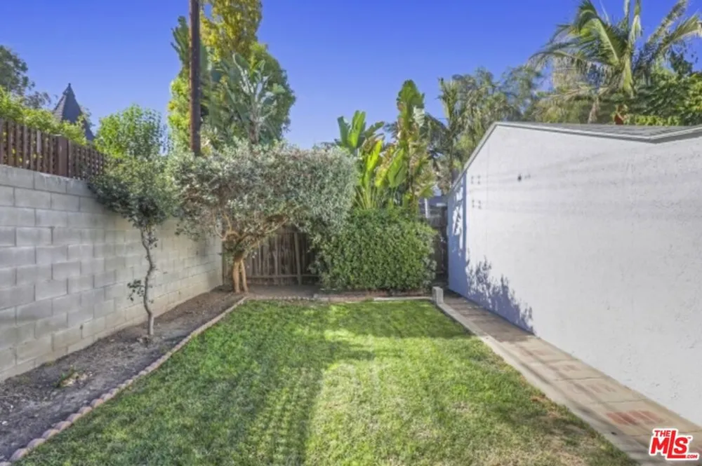 22046 Galvez Street Woodland Hills, CA 91364