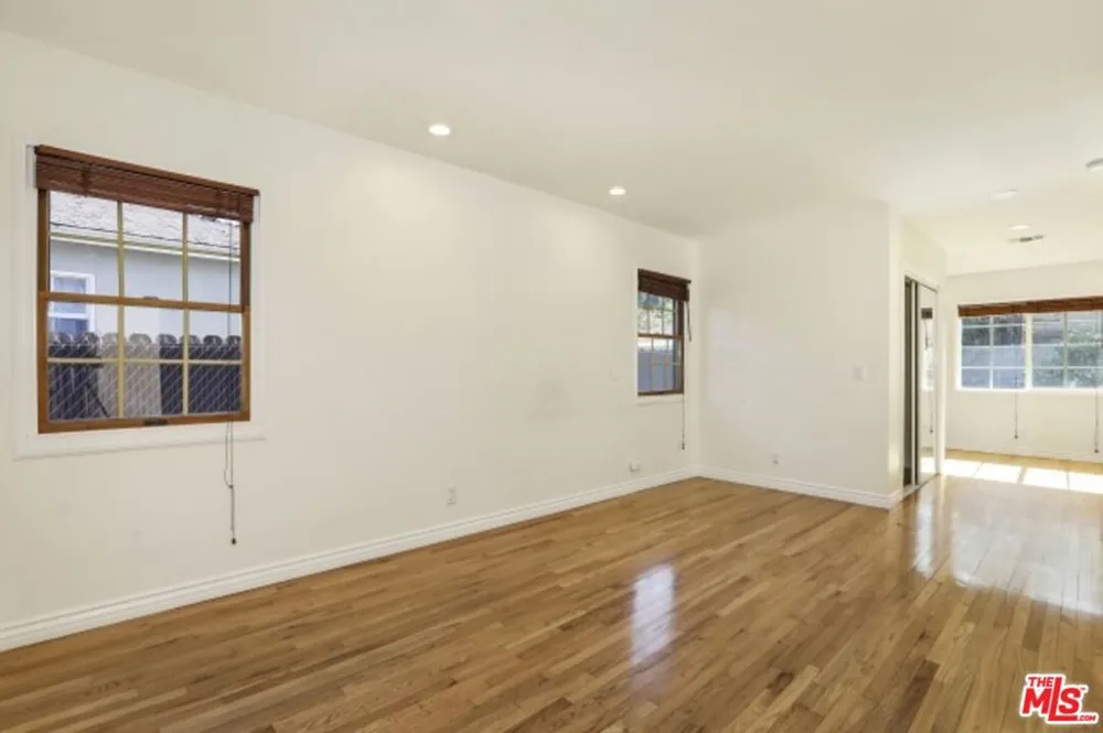 22046 Galvez Street Woodland Hills, CA 91364