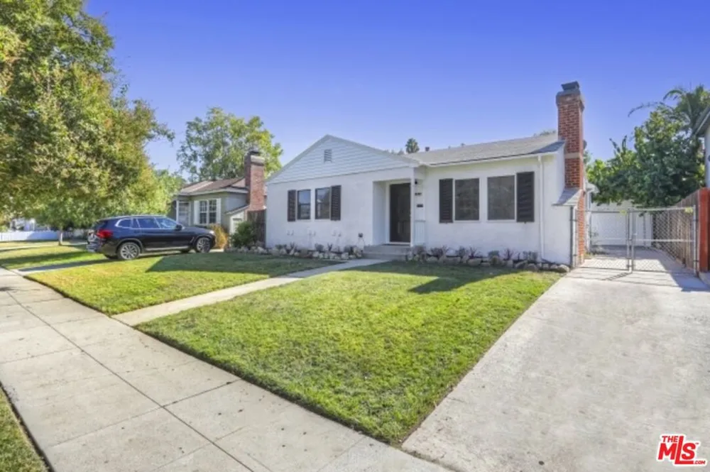 22046 Galvez Street Woodland Hills, CA 91364