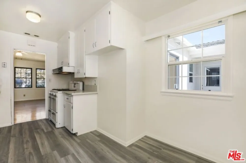 22046 Galvez Street Woodland Hills, CA 91364
