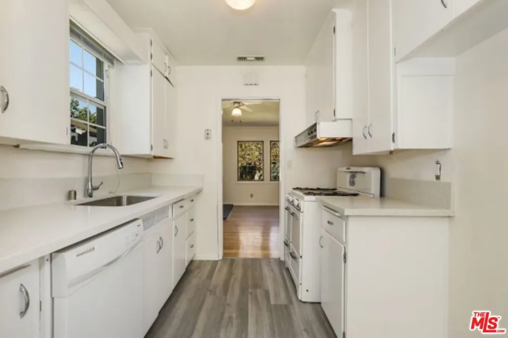 22046 Galvez Street Woodland Hills, CA 91364