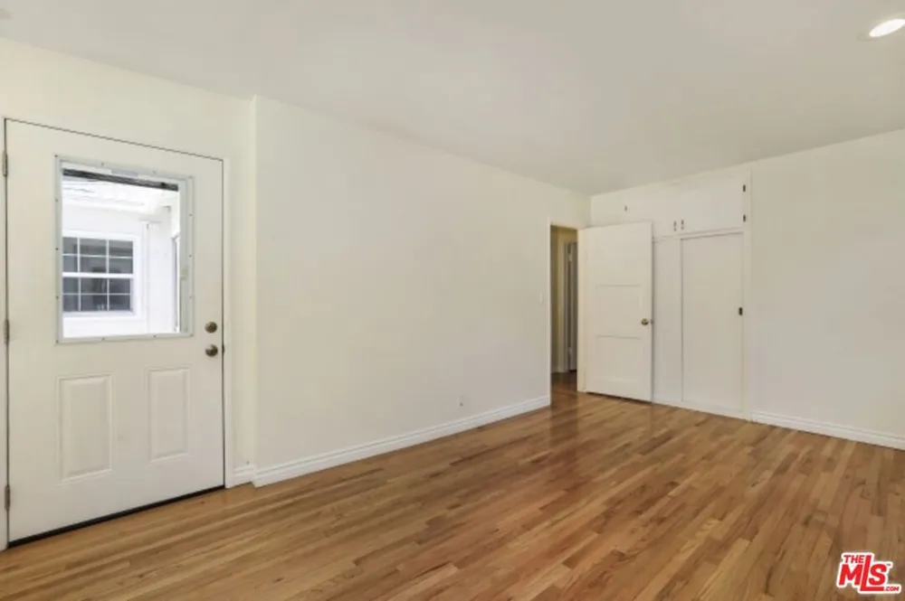 22046 Galvez Street Woodland Hills, CA 91364