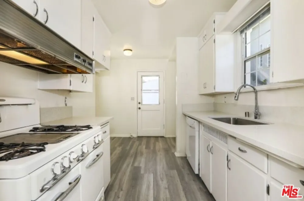 22046 Galvez Street Woodland Hills, CA 91364