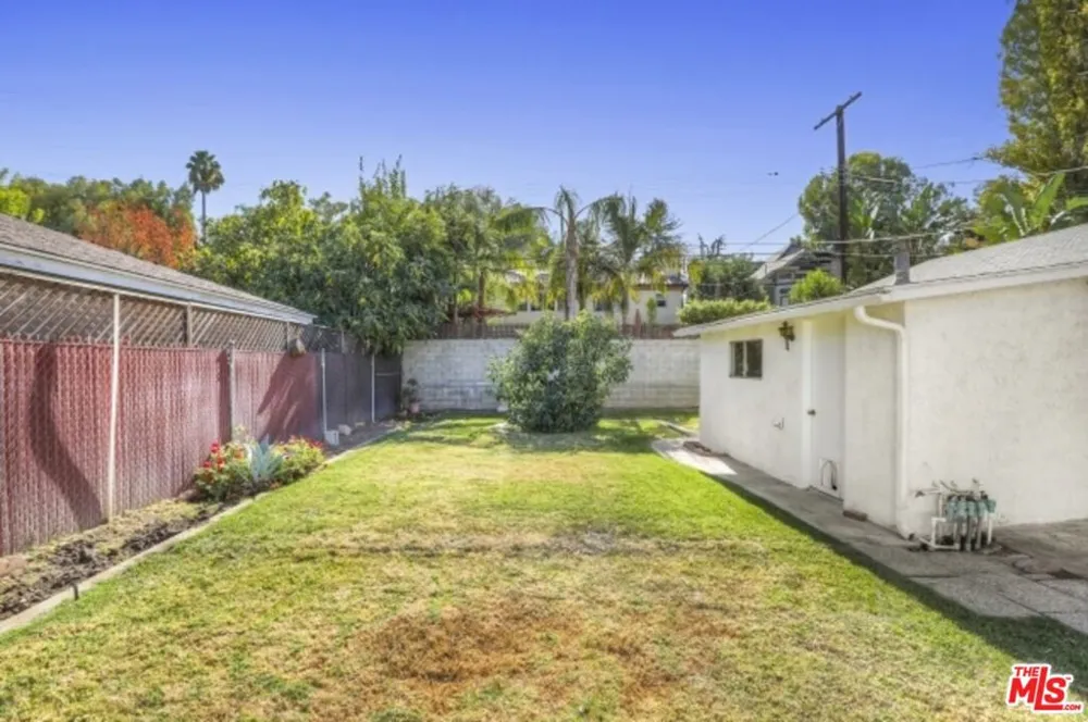 22046 Galvez Street Woodland Hills, CA 91364