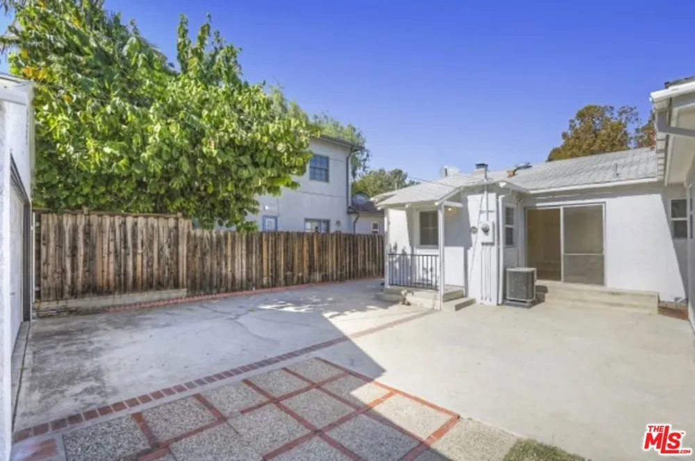 22046 Galvez Street Woodland Hills, CA 91364