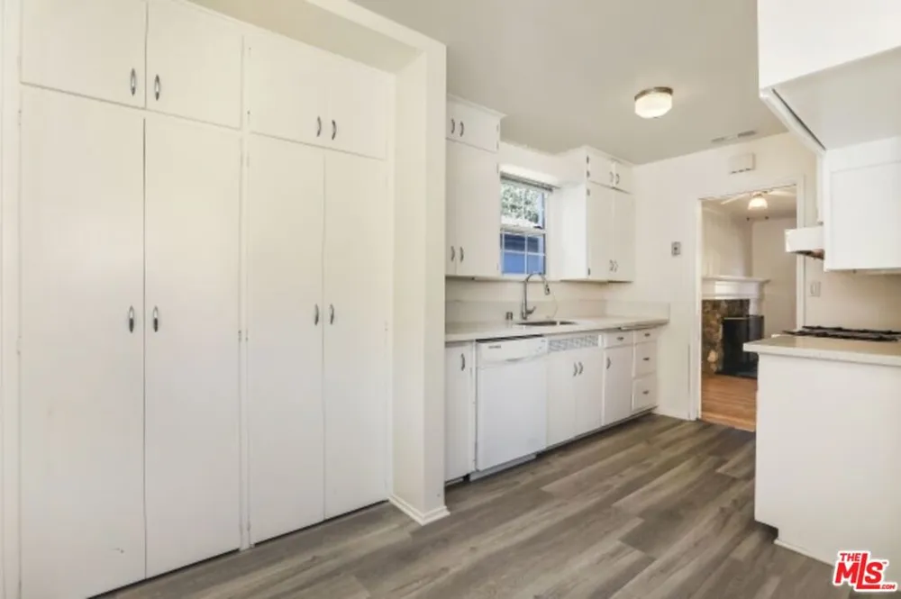 22046 Galvez Street Woodland Hills, CA 91364