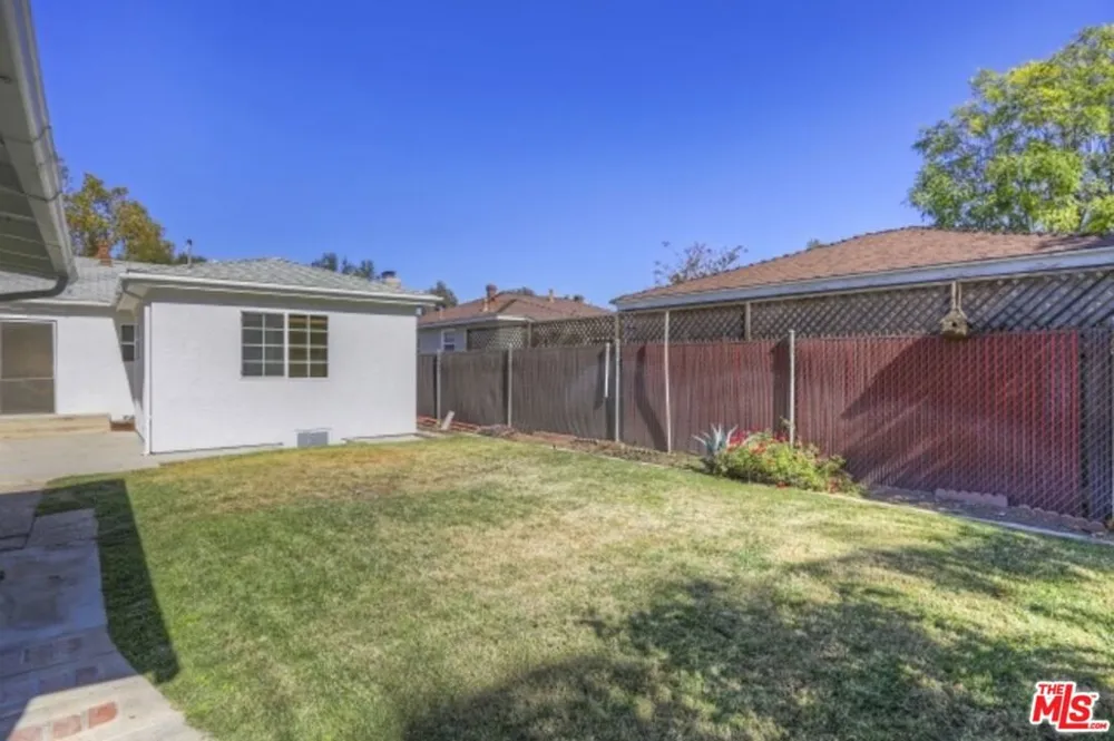 22046 Galvez Street Woodland Hills, CA 91364