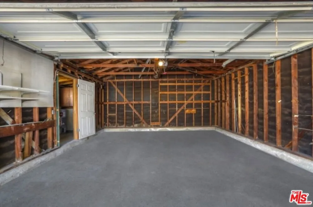 22046 Galvez Street Woodland Hills, CA 91364