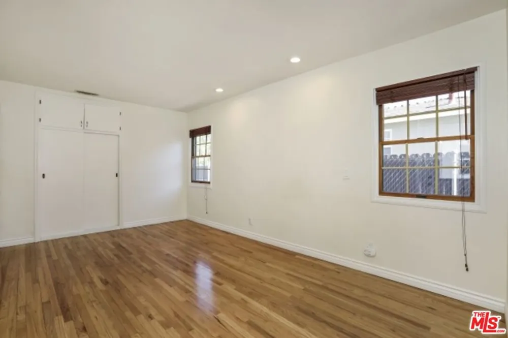 22046 Galvez Street Woodland Hills, CA 91364