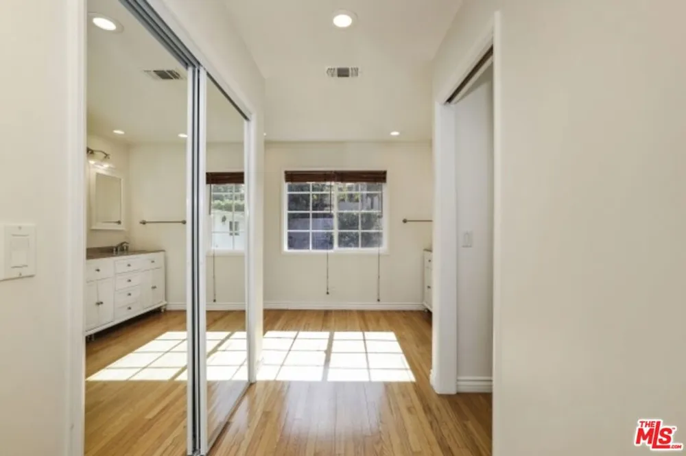 22046 Galvez Street Woodland Hills, CA 91364