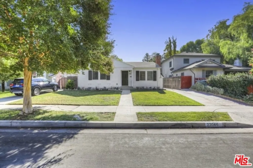 22046 Galvez Street Woodland Hills, CA 91364