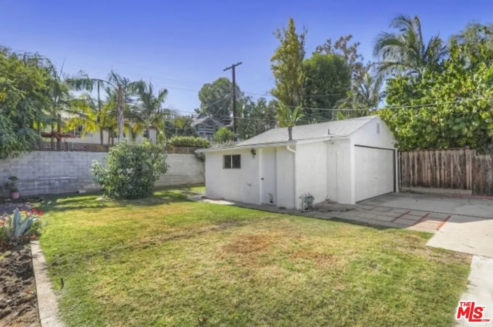 22046 Galvez Street Woodland Hills, CA 91364