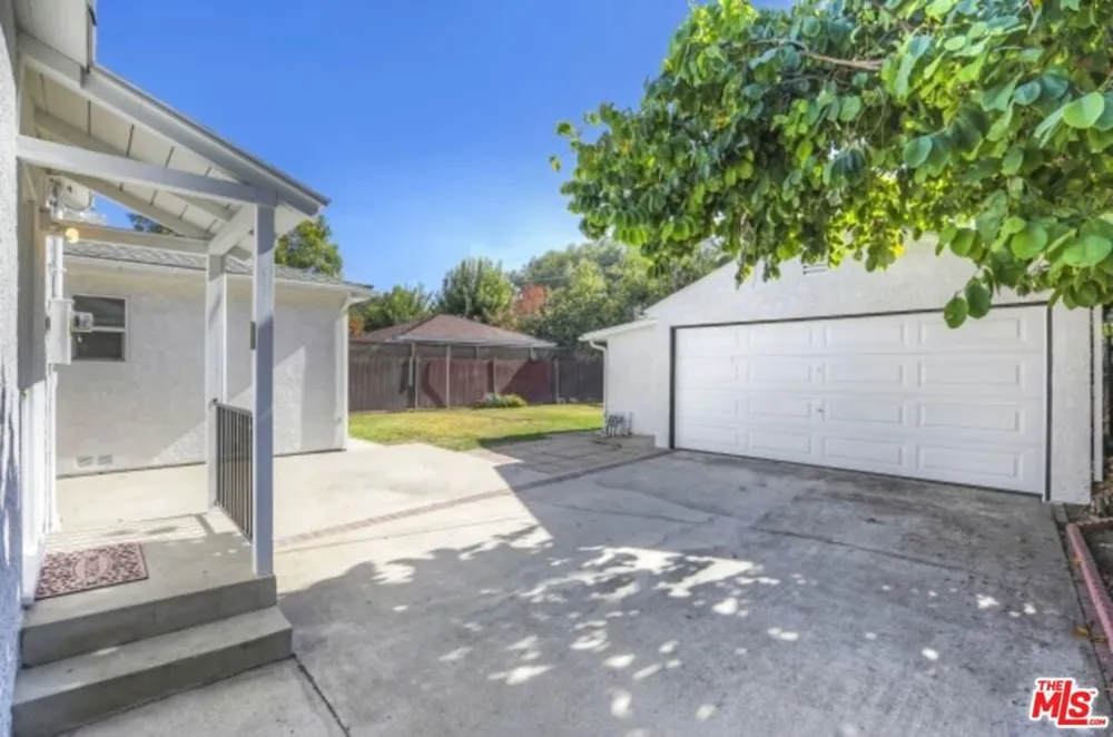 22046 Galvez Street Woodland Hills, CA 91364