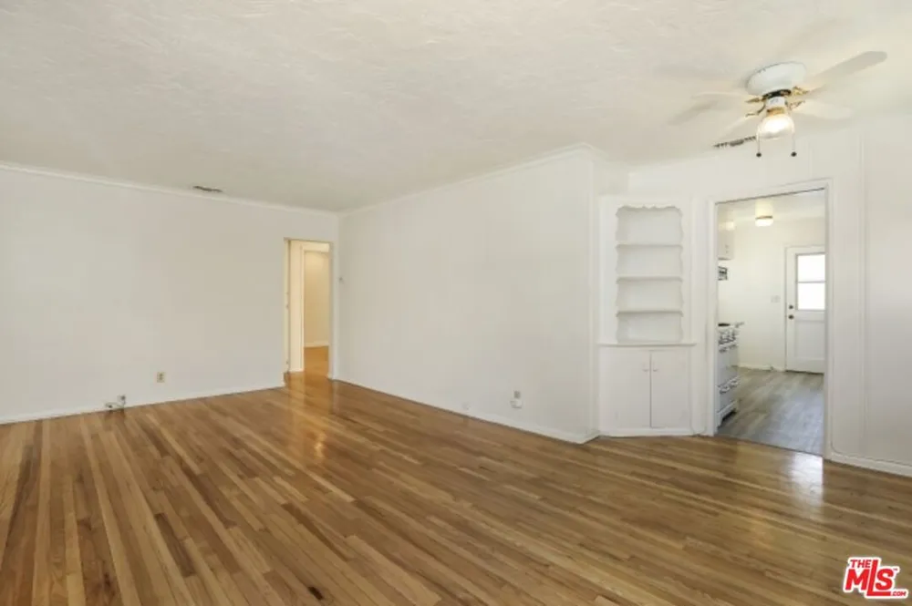 22046 Galvez Street Woodland Hills, CA 91364
