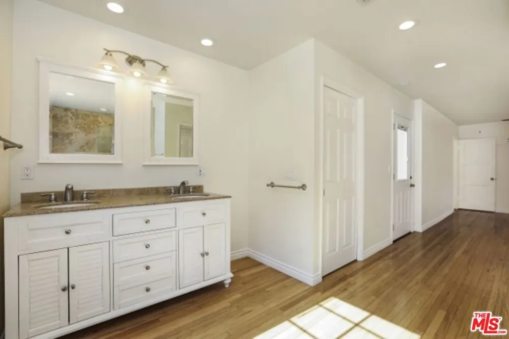 22046 Galvez Street Woodland Hills, CA 91364