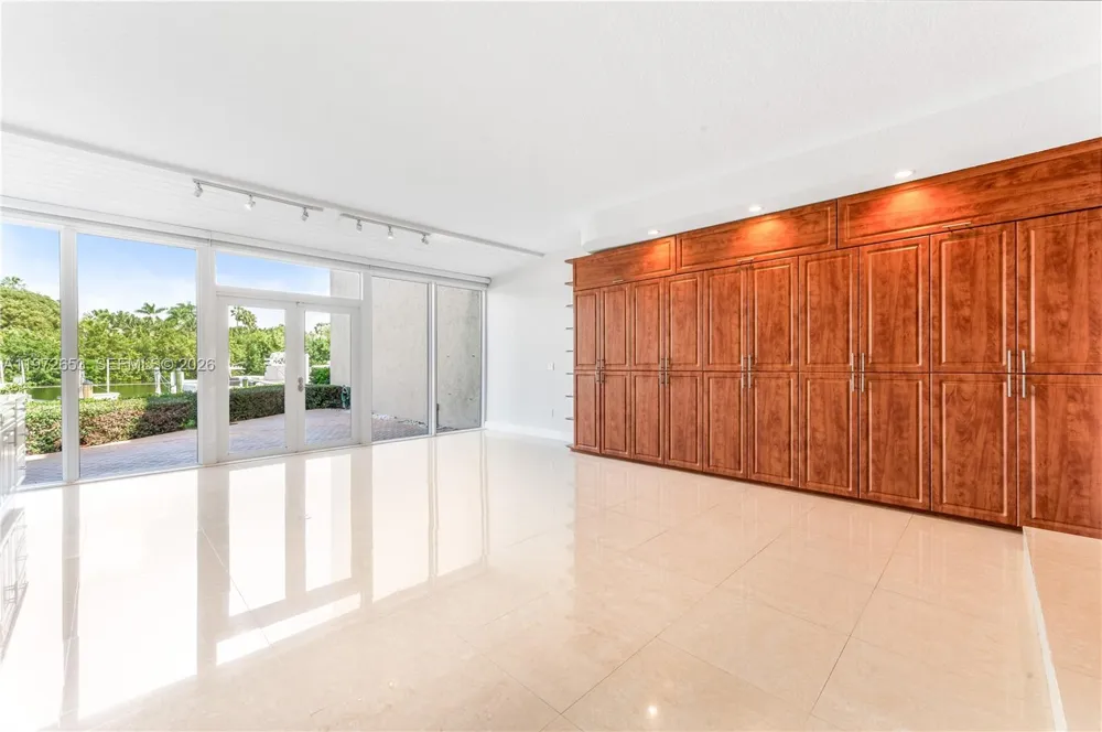 5990 Paradise Point Dr Palmetto Bay, FL 33157