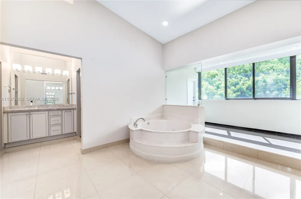 5990 Paradise Point Dr Palmetto Bay, FL 33157