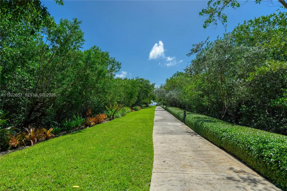5990 Paradise Point Dr Palmetto Bay, FL 33157