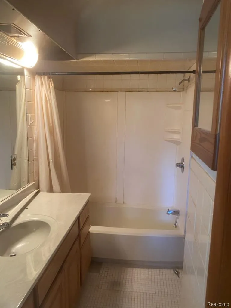 1226 Alhi Street Waterford Charter Township, MI 48328
