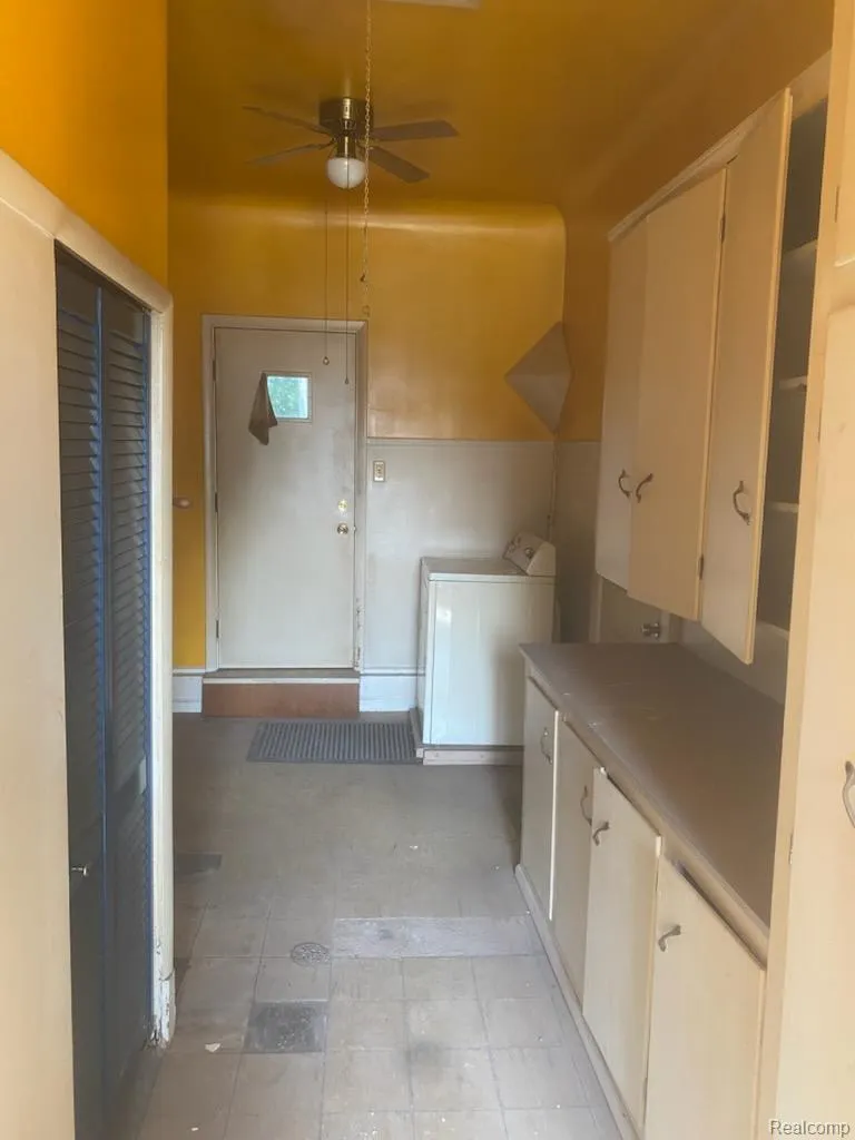 1226 Alhi Street Waterford Charter Township, MI 48328
