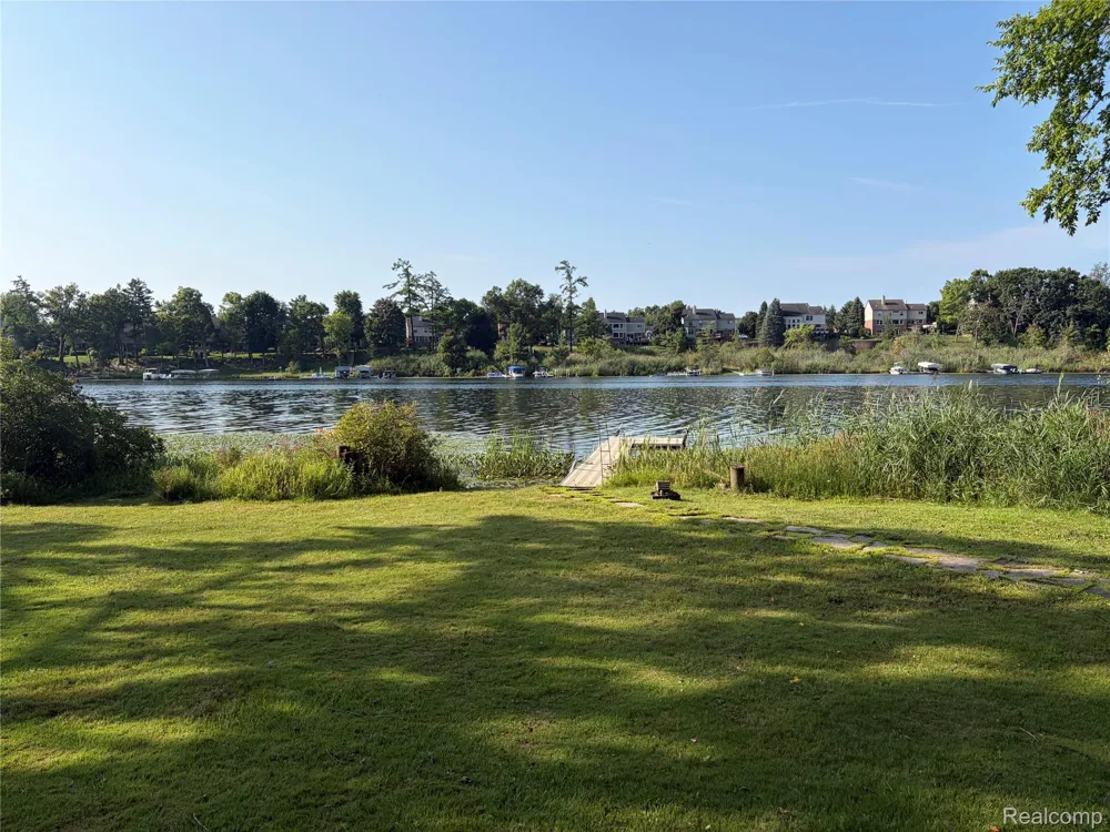 152 Overlake Lake Orion Village, MI 48362