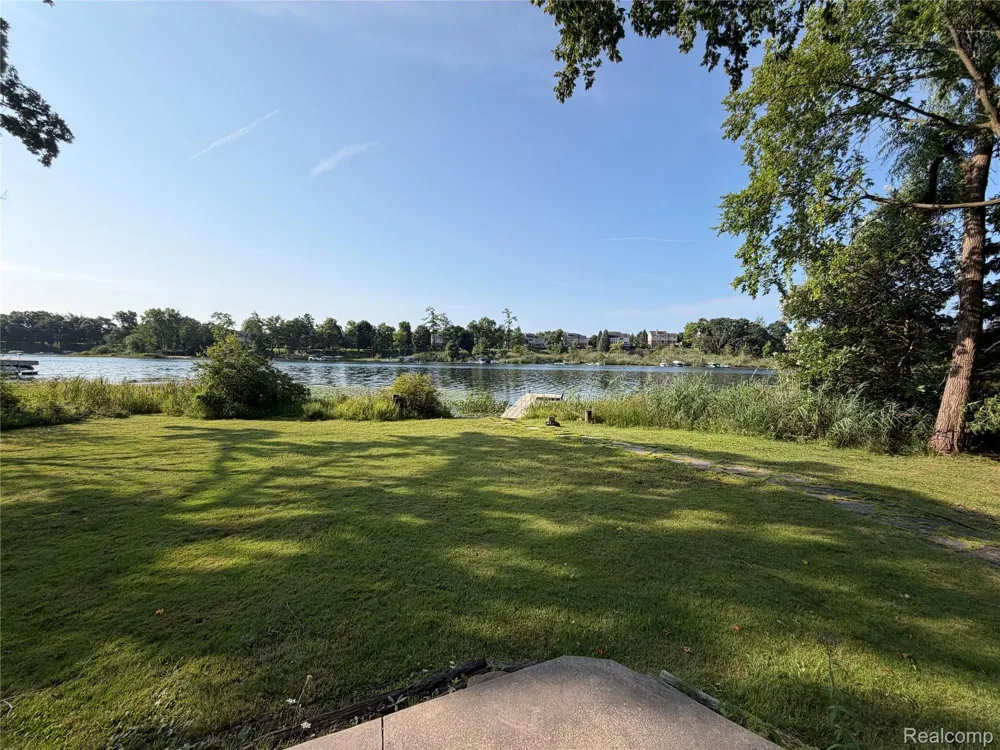 152 Overlake Lake Orion Village, MI 48362