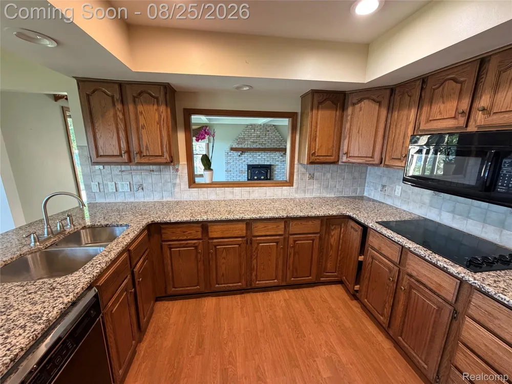152 Overlake Lake Orion Village, MI 48362
