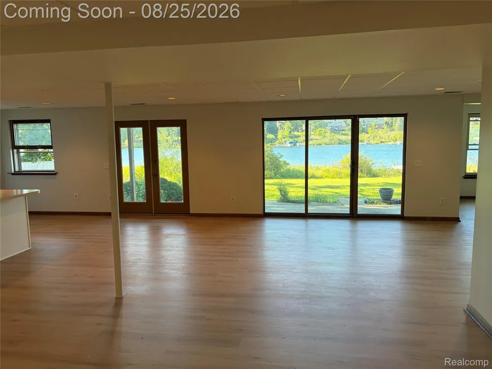 152 Overlake Lake Orion Village, MI 48362