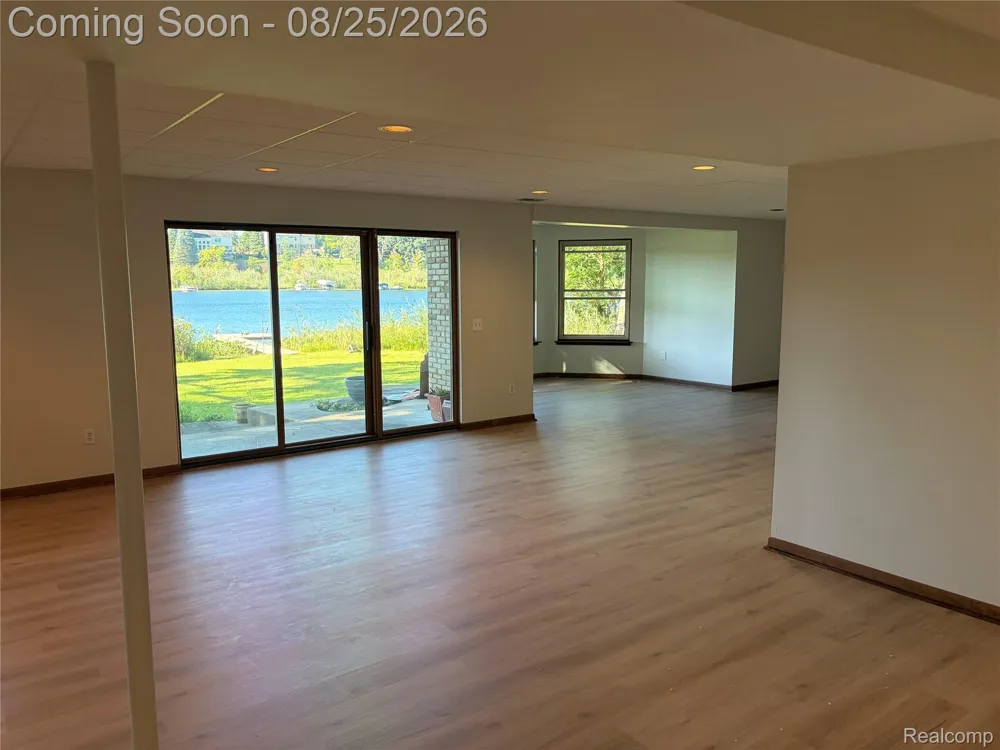 152 Overlake Lake Orion Village, MI 48362
